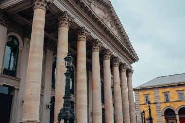 Münih 'te Odeonsplatz. Yağmurlu baharda güzel Alman ve Avrupa caddeleri. Almanya 'da güzel manzaralar