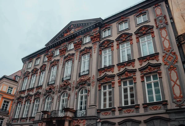 Pencereli eski bina. Almanya 'da Münih şehrinin güzel bir simgesi. Turist eğlencesi.