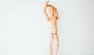 Beyaz arka planda tahta adam. Uzayı kopyala Temiz arkaplan