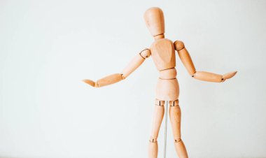 Beyaz arka planda tahta adam. Uzayı kopyala Temiz arkaplan