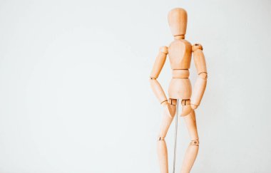 Beyaz arka planda tahta adam. Uzayı kopyala Temiz arkaplan