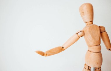 Beyaz arka planda tahta adam. Uzayı kopyala Temiz arkaplan