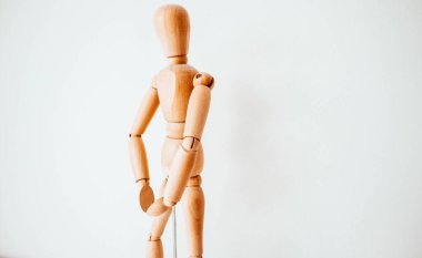 Beyaz arka planda tahta adam. Uzayı kopyala Temiz arkaplan