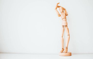 Beyaz arka planda tahta adam. Uzayı kopyala Temiz arkaplan