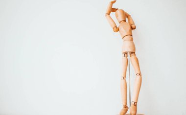 Beyaz arka planda tahta adam. Uzayı kopyala Temiz arkaplan