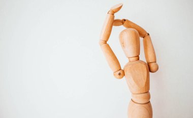 Beyaz arka planda tahta adam. Uzayı kopyala Temiz arkaplan