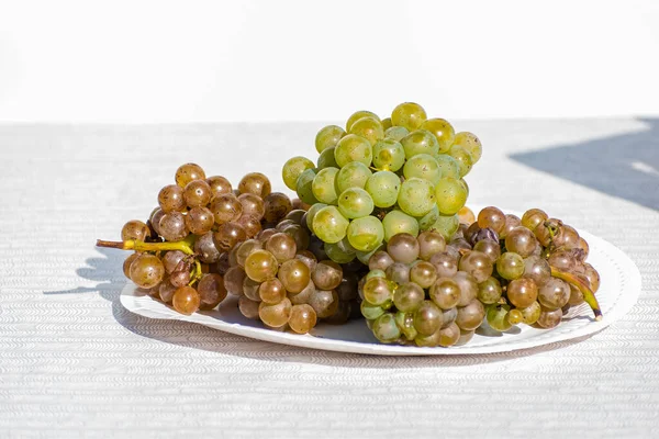 Plate Ripe Green Grapes Table Closeup Sweet Fruit Ready Eat — Stock Photo, Image