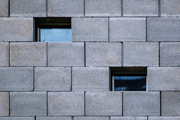 Zwei Verschiedene Kleine Quadratische Fenster Der Außenwand Eines Betonblocks Fläche — Stockfoto
