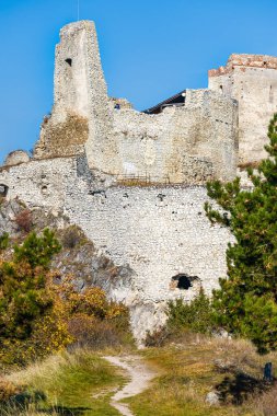 Cachtice Kalesi kalıntıları, Slovakya Cumhuriyeti, Orta Avrupa. Kanlı Kontes 'in koltuğu. Seyahat hedefi.