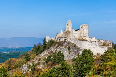 Şato bir konaktı ve daha sonra Kontes Elizabeth Bathory 'nin hapishanesi oldu. Cachtice, 13. yüzyılın ortalarında Hont-Pazmany genlerinden Kazimir tarafından Moravya yolunda nöbetçi olarak inşa edilmiştir..