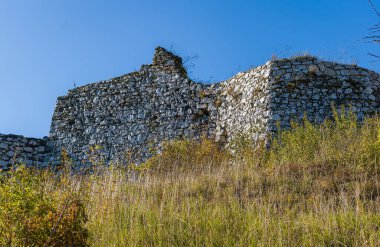 Cachtice Şatosu 'nun kalıntıları Cachtice, Slovakya, güzel bir yolculuk için bir yer.