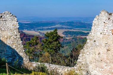 Cachtice Kalesi 'nin kalıntılarından geniş çevreye bakın. Sonbahar manzarası