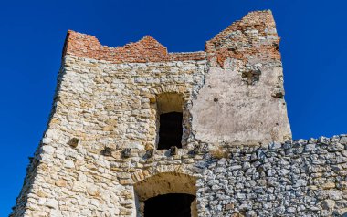 Slovakya 'daki Cachtice Kalesi' ndeki kule kalıntılarını gösteriyor. Bu kale dünyaca ünlü Elizabeth Batory 'nin yeri ve daha sonra hapishanesiydi..