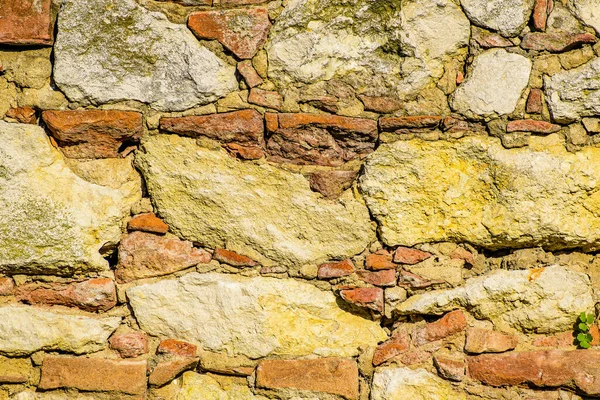 Mauer Aus Gemischten Materialsteinen Und Bruchstücken Von Ziegeln Textur Oder — Stockfoto