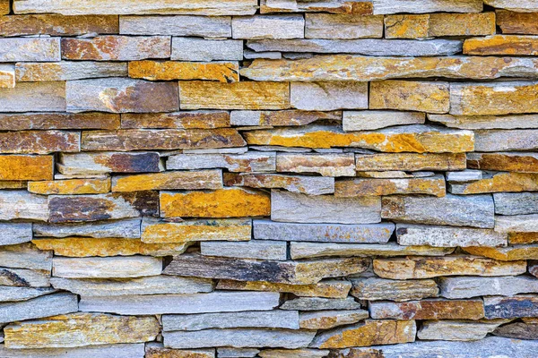 Eine Wand Aus Flachen Horizontal Angeordneten Bunten Steinen Textur Hintergrund — Stockfoto