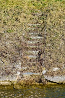 Nehir kenarındaki hendekteki eski merdivenlerde daha detaylı işlemler için çimen görüntüsü var.