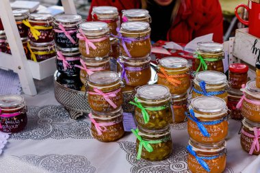 Olomouc, Çek Cumhuriyeti - 19 Şubat 2022: Karnaval festivali, geleneksel Slav etnik festivali, geleneksel maske ve tezgahlarla ilgili kış ve geleneksel ürünler