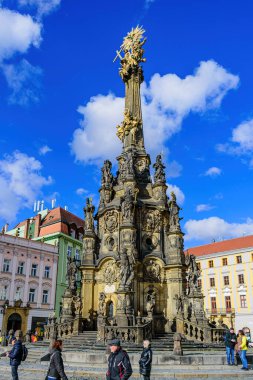 OLOMOUC, CZECH Cumhuriyet - 19 Şubat 2022: Kutsal Üçlü Sütun Olomouc anıtı 1716 ve 1754 yılları arasında Tanrı 'nın şanı için dikildi