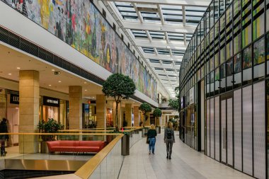 Olomouc, Çek Cumhuriyeti - 19 Şubat 2022: Shantovka, Olomouc Galerisi 'nde dinlenme alanları bulunan modern geçiş