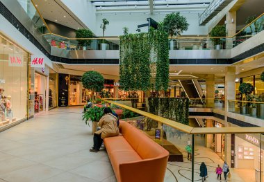 Olomouc, Çek Cumhuriyeti - 19 Şubat 2022: Shantovka, Olomouc Galerisi 'nde dinlenme alanları bulunan modern geçiş