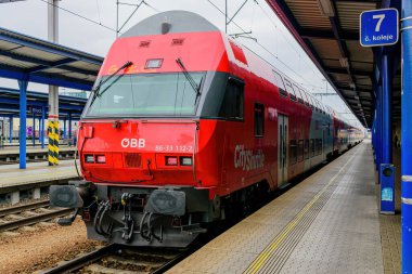 Breclav, Çek Cumhuriyeti - 28 Mart 2022: A-OBB Bbfmpz 5886-33 112-2 Avusturya Demiryolu Breclav İstasyonu