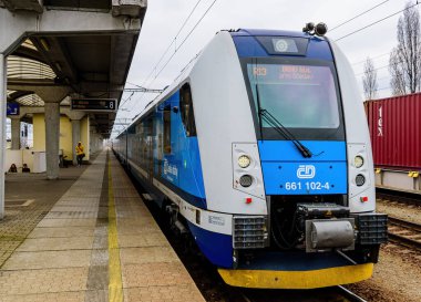 Breclav, Çek Cumhuriyeti - 28 Mart 2022: Elektrikli lokomotif 661 102-4 Çek Demiryolları Skoda Vagonka 10ev