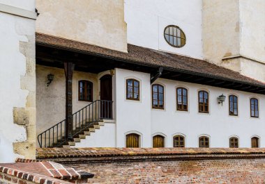 Brno, Çek Cumhuriyeti - 19 Nisan 2022: Basamaklı Spielberk kalesi, kalenin ana binasının yan görüntüsü