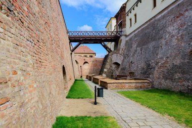 Brno, Çek Cumhuriyeti - 19 Nisan 2022 Şato, Dökülen Kale, ahşap köprüyle hendek