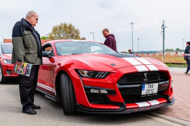 Mutenice, Çek Cumhuriyeti - 7 Mayıs 2022 Yardım Etkinliği Americ şarap mahzenleri arasında bir araba Shelby GT 500 yıllık üretim 2020 lüks spor otomobil