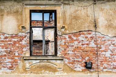 Binanın kırık duvarındaki eski bir camı yıkmak için. desen ya da arkaplan, resimsel fotoğraf