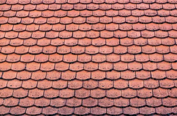 Çatının çatısı geleneksel kunduz çatısından yapılmıştır.