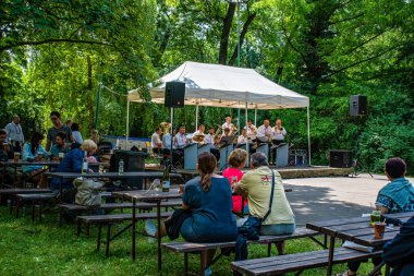 Straznice, Çek Cumhuriyeti - 23 Haziran 2022 Uluslararası Folklor Festivali Seyircisi Festivalde pirinç müzik dinliyor