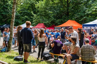 Straznice, Çek Cumhuriyeti - 23 Haziran 2022 Uluslararası Folklor Festivali İnsanlar festivalde eğlenip tüketiyor