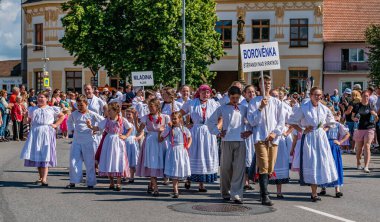 Straznice, Çek Cumhuriyeti - 25 Haziran 2022 Uluslararası Folklor Festivali. Erkekler ve kızlar Moravya 'dan halk kostümleriyle bir geçit töreninde.