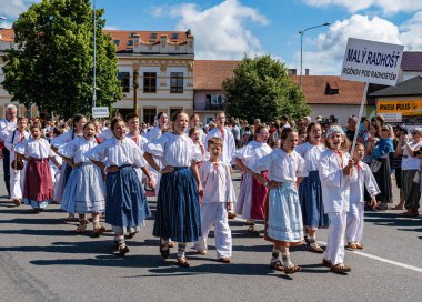 Straznice, Çek Cumhuriyeti - 25 Haziran 2022 Uluslararası Folklor Festivali. Festivaldeki geçit töreninde kostümlü şirin çocuklar.