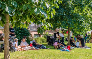 Straznice, Çek Cumhuriyeti - 25 Haziran 2022 Uluslararası Folklor Festivali. Straznice 'deki festivalde seyirciler sroms altında oturuyorlar