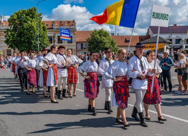 Straznice, Çek Cumhuriyeti - 25 Haziran 2022 Uluslararası Folklor Festivali. Romen halk kostümlü kadın ve erkekler