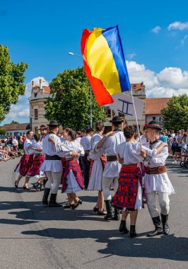 Straznice, Çek Cumhuriyeti - 25 Haziran 2022 Uluslararası Folklor Festivali. Romen halk kostümlü kadın ve erkekler