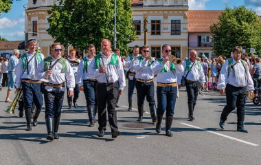 Straznice, Çek Cumhuriyeti - 25 Haziran 2022 Uluslararası Folklor Festivali. Straznice 'li halk grubundan Zerotin.