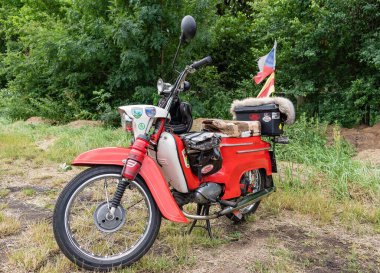 Breclav, Çek Cumhuriyeti - 2 Temmuz 2022 Havacılık Günü. Jawa 20 Pioneer retro efsanevi tarihi küçük motosiklet