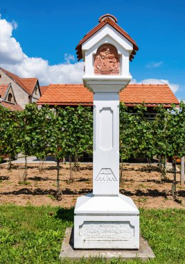 Ratiskovice, Çek Cumhuriyeti - 7 Temmuz - Slavin Şarap Mahzenleri. Ratiskovicich 'teki şarap mahzenlerinde tanrı Bacchus ile dekoratif sütun.