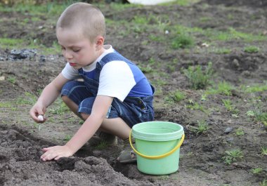 bir bahçede çalışmak