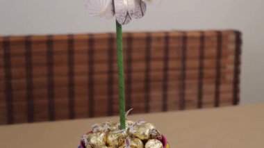 İçinde chooclates olan bir tencerede süslü kağıt bir mandala çiçeği. Sevgililer günü, anneler günü, yıldönümü gibi özel durumlar için bir hediye. Eğil.