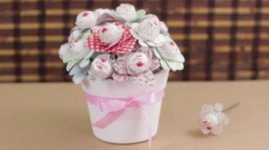 Ciudad de Mexico, Meksika - 14 Şubat, 2021 Albüm kağıdı ve çikolatadan yapılmış güzel çiçekli beyaz tencere. Özel bir gün için hediye..