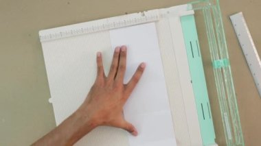 Albüm yapıştırma aletlerini kullanarak. Makas ve skor tabelası. Kahverengi eller el işi yapıyor. DIY ve hobiler.