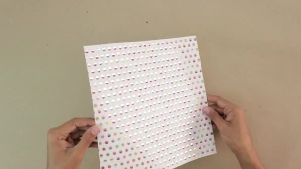Коричневі Руки Показують Аркуш Паперів Ремесел Дизайн Прекрасний Золотою Фольгою — стокове відео