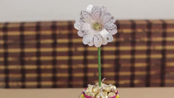 Украшенный Бумажный Цветок Мандала Кастрюле Наполненном Чоклатами Подарок Особых Случаев — стоковое видео