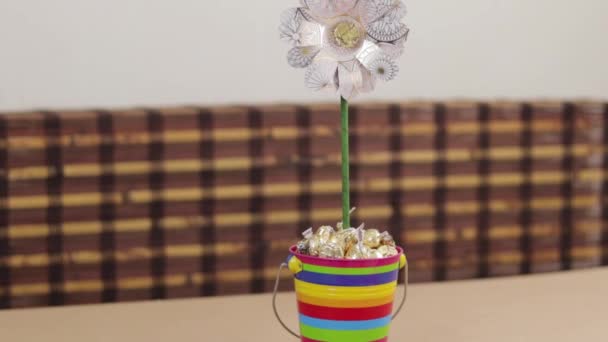 Ένα Διακοσμημένο Χάρτινο Λουλούδι Μαντάλα Μια Κατσαρόλα Γεμάτη Εκλεκτούς Δώρο — Αρχείο Βίντεο