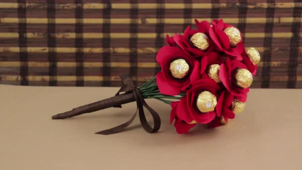 Bouquet Roses Rouges Faites Avec Carton Attachées Avec Ruban Brun — Video