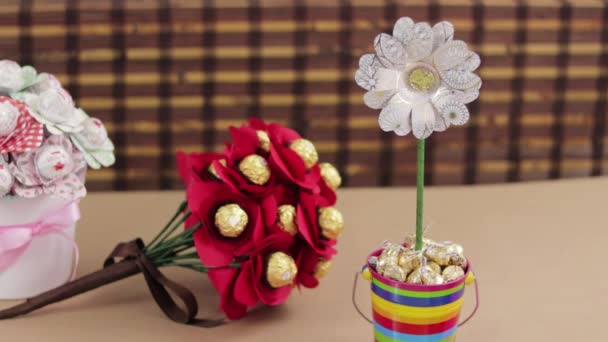 Panning Trzech Prezentów Walentynki Papierowe Kwiaty Czekoladą Centrum Doniczki Bukiet — Wideo stockowe